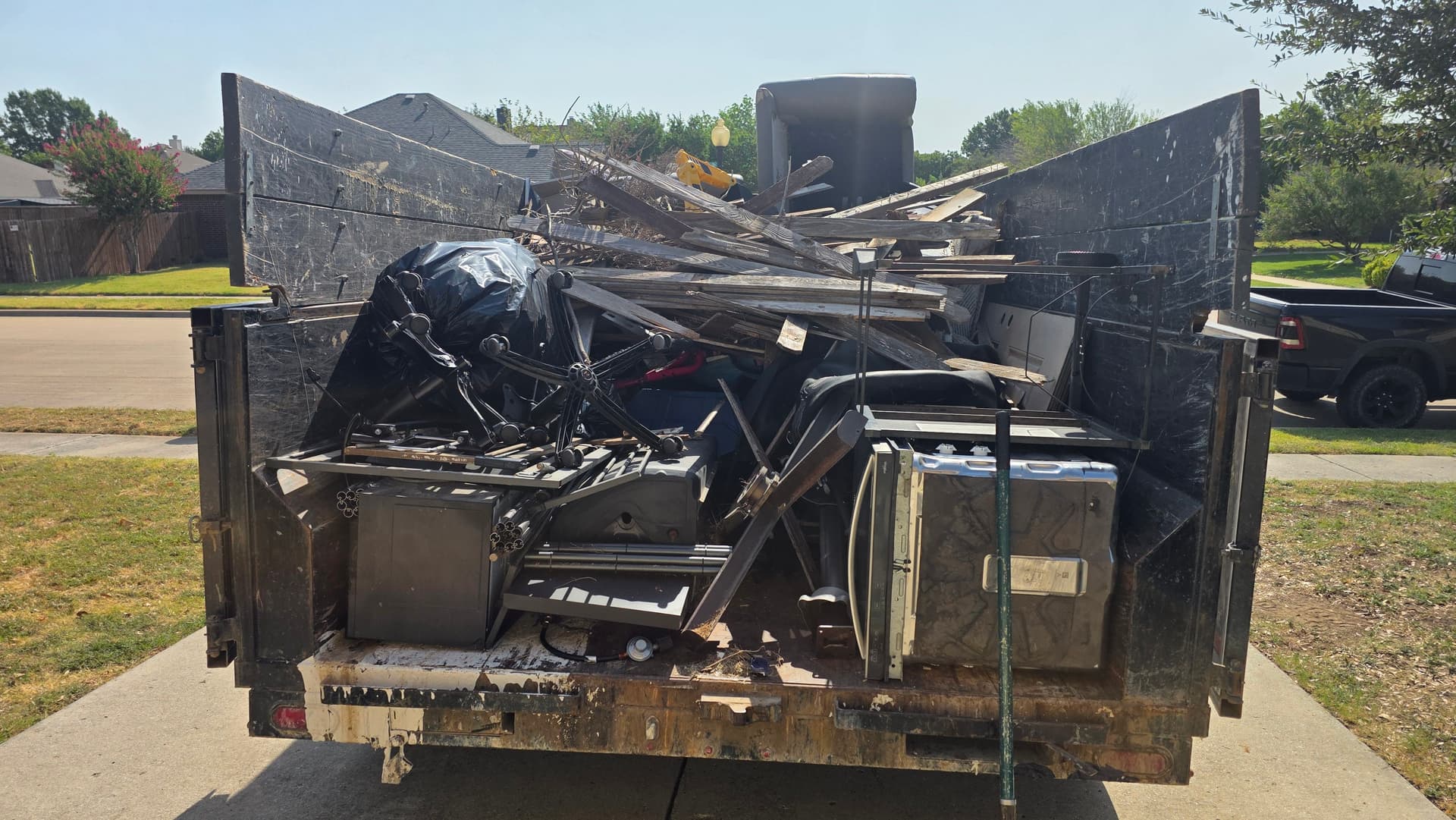 Gallery photos for Side Yard and Garage Junk Cleanout in Celina TX: Image #2